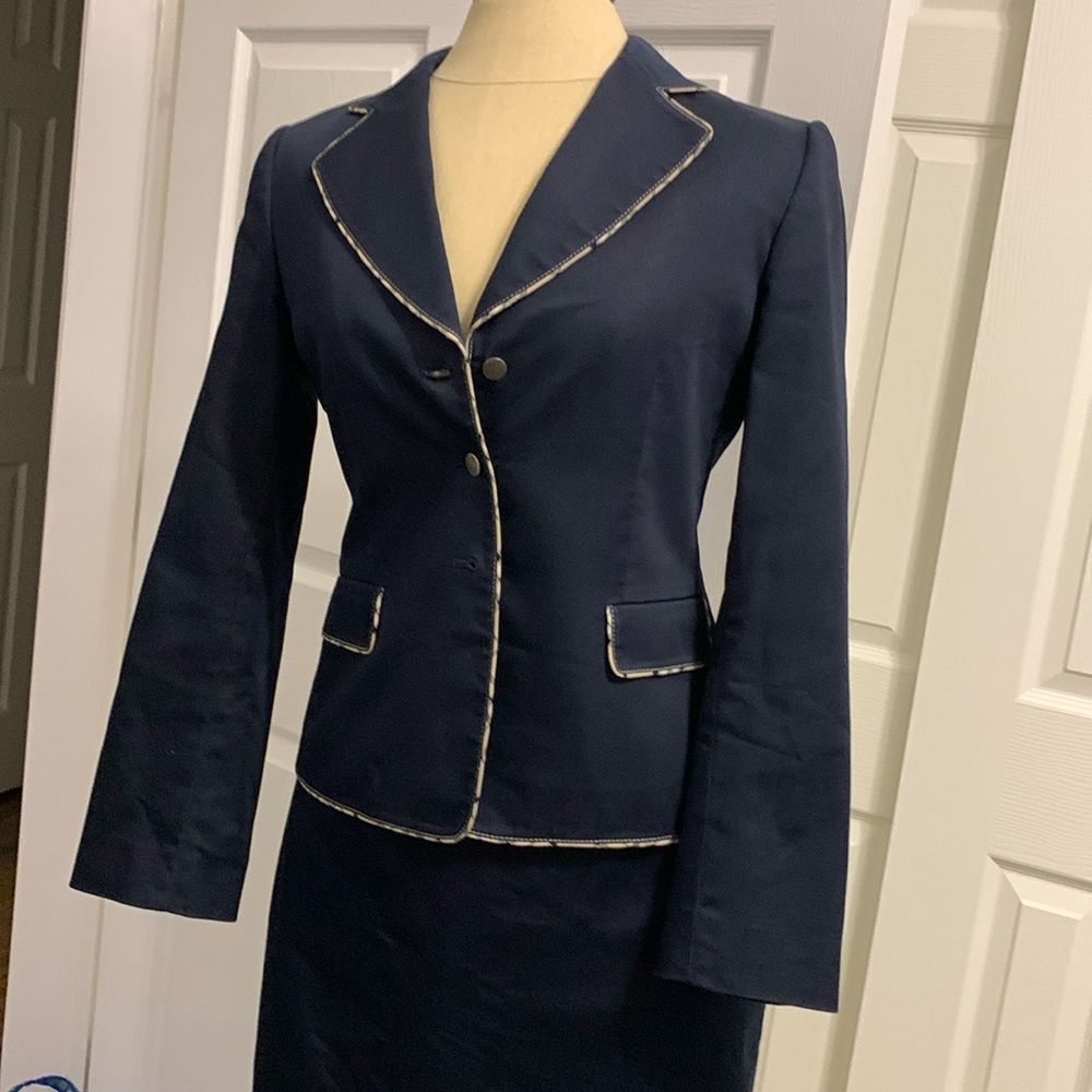 Tahari by Arthurs S. Levine 
Navy 2pieces suit size 4